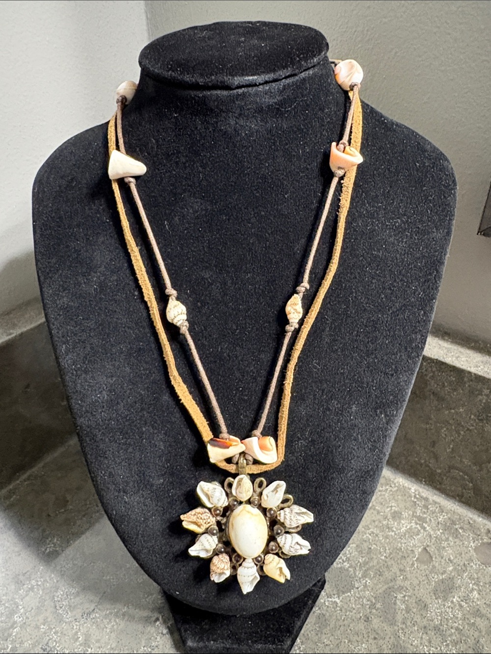 ME Makeover Essentials Shell Sunburst Pendant Necklace in Cream and Tan